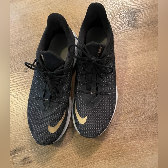 Sold Nike tennis shoes - Picture 2 of 4